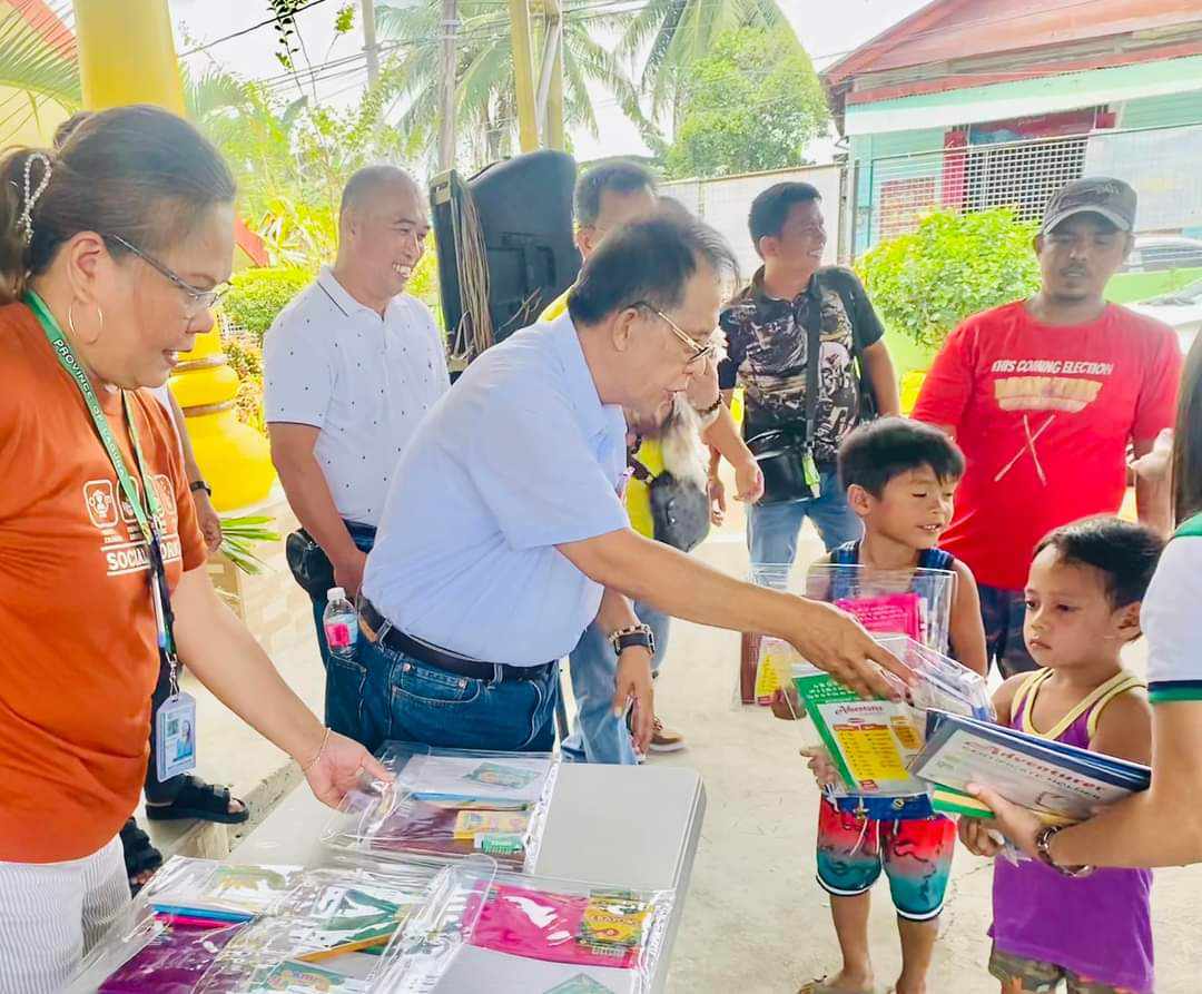 Nasa limang daang mag-aaral nakatanggap ng libreng school supplies mula sa Non-Stop ang Kalinga