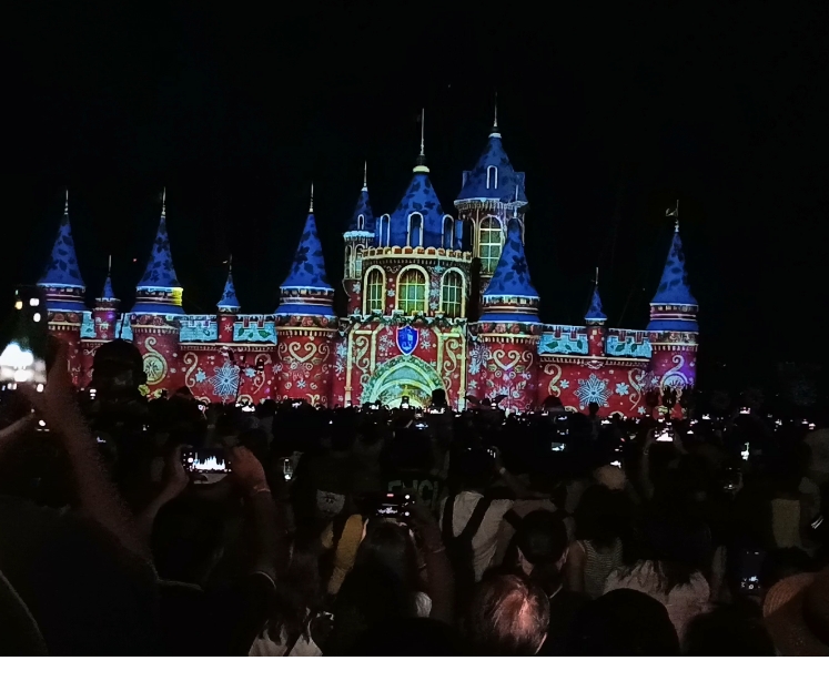 J Castles dazzles visitors with “Dreamers” nighttime spectacle